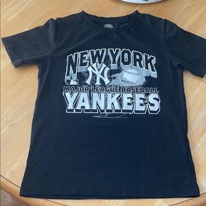 NEW YORK YANKEES Kids Black Graphic Tee with White/Gray Print